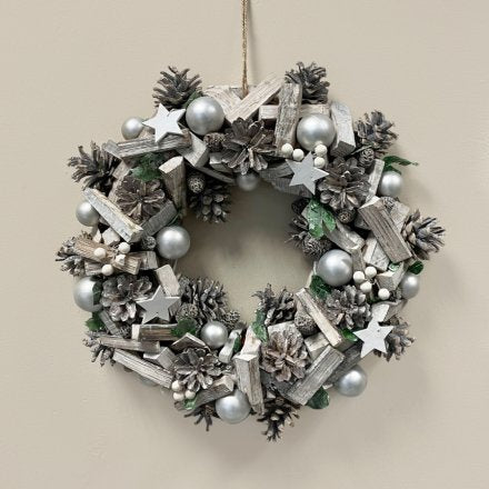 CHRISTMAS WOODEN WREATH -MINOR FLAWS